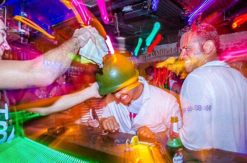 Ambiente noturno animado no Kiva Bar, em Hvar.