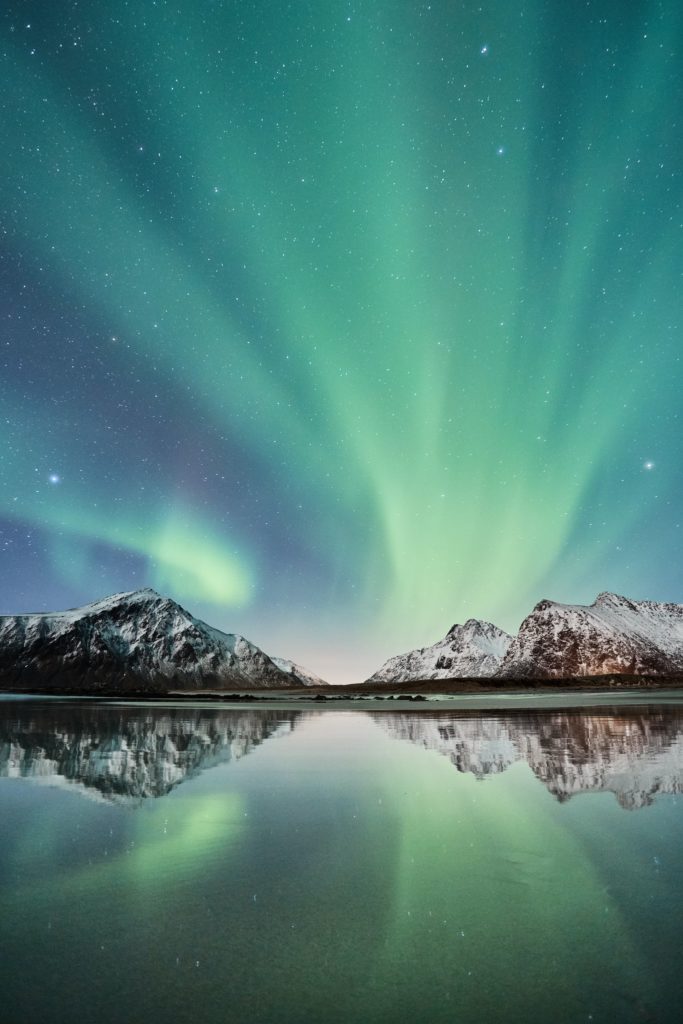 Praia de Skagsanden em Flakstad na Noruega