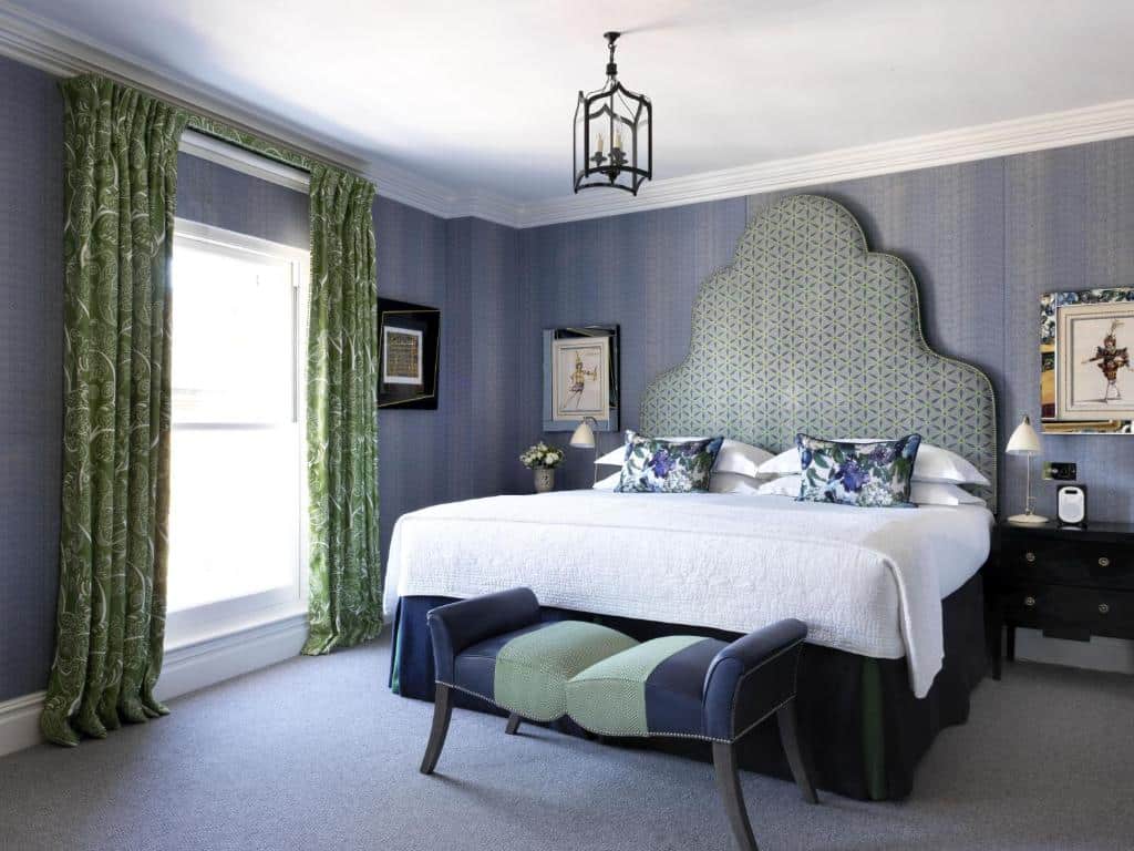 Quarto do Charlotte Street Hotel, Firmdale Hotels com cama de casal, janela com cortinas, candeeiro de teto, mesas de cabeceira e chão em alcatifa