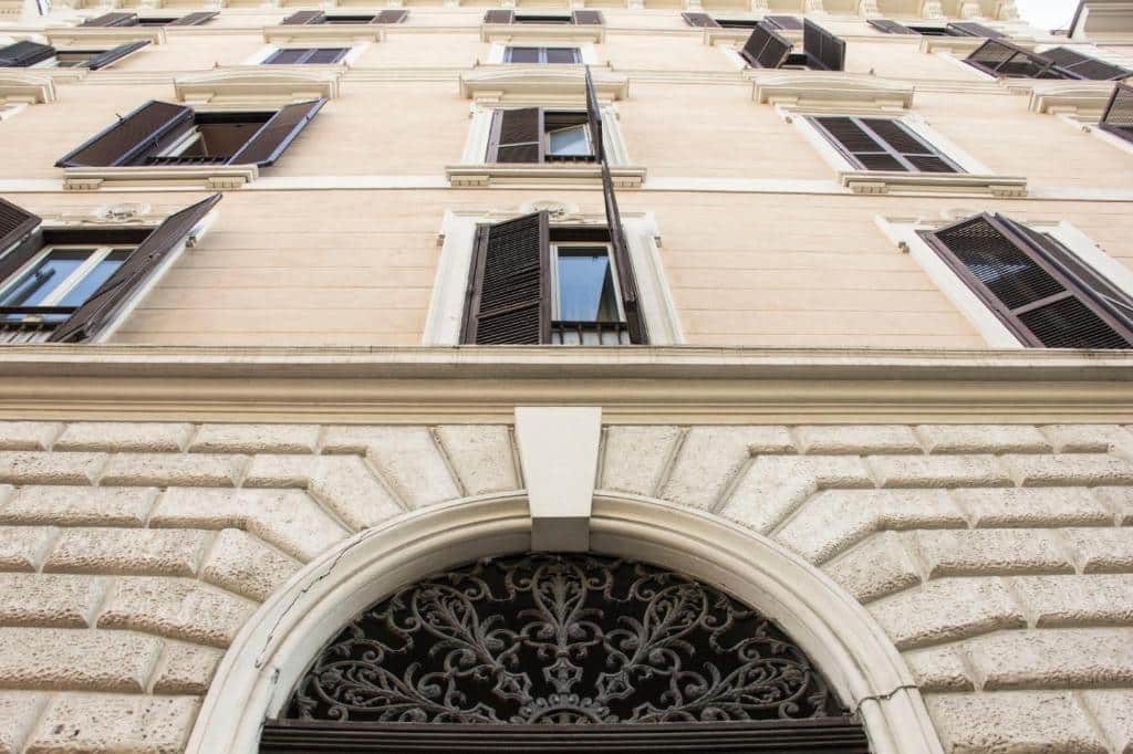fachada do Hotel Ciao com várias janelas de estilo bastante clássico