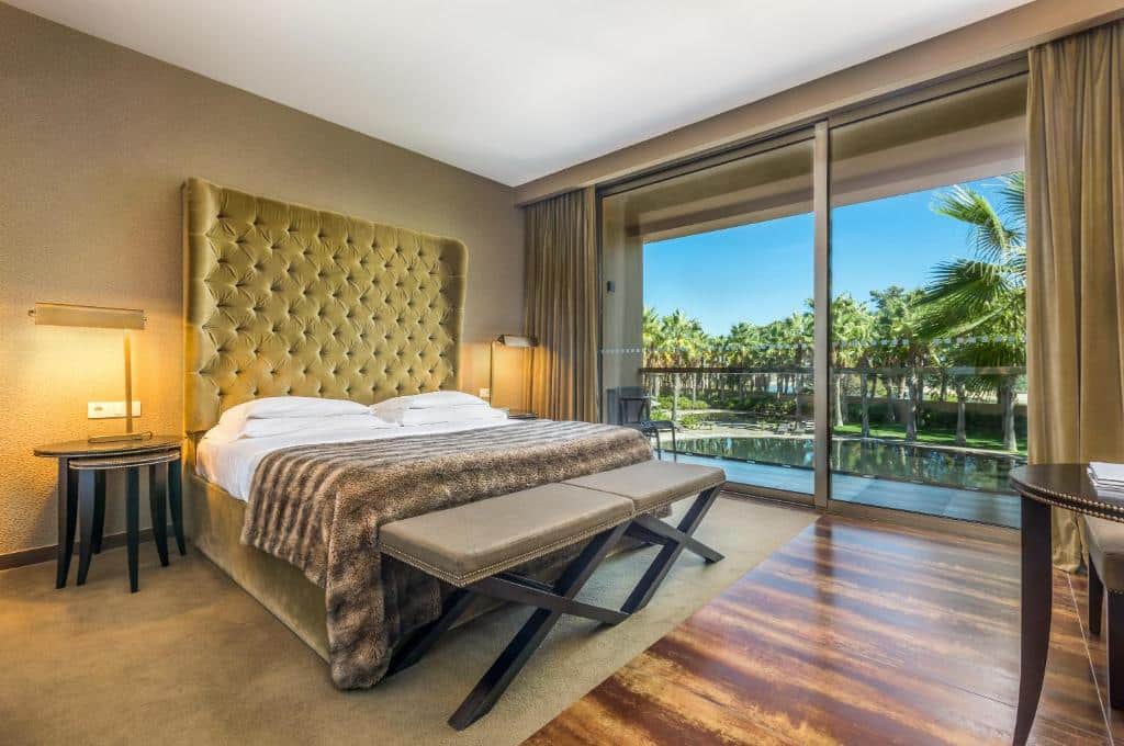 Quarto do Lago Montargil & Villas com cama de casal e mesas de cabeceira.