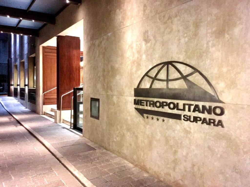 fachada do Hotel Metropolitano Supara, um dos hotéis no centro de Buenos Aires, com rampas e portas de madeira