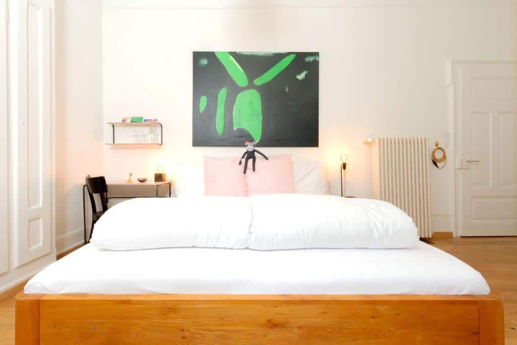 Quarto do Hotel Beau Séjour Lucerne, com cama de casal, quadro na parede e mesa com cadeira.