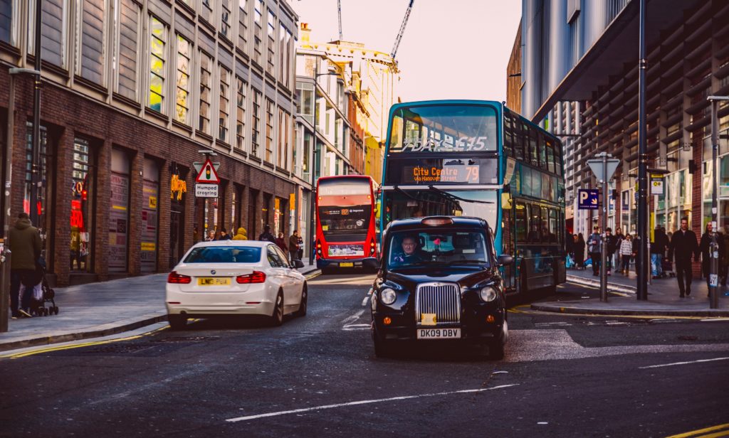 Rua de Liverpool com carros e autocarros a circular