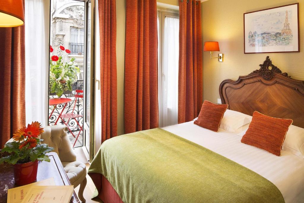 Quarto acolhedor no New Orient Hotel, um dos hotéis onde ficar em Paris