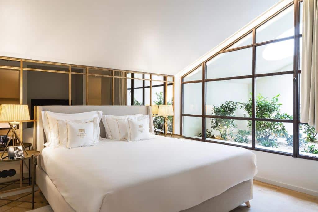 Quarto do Vignette Collection – Casa da Companhia com cama de casal e mesinhas de cabeceira de cada lado.