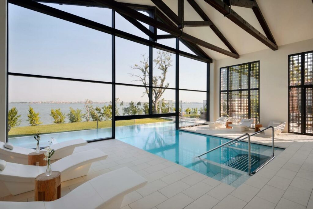 Piscina coberta no JW Marriott Venice Resort & Spa, toda envidraçada e com vista para o mar