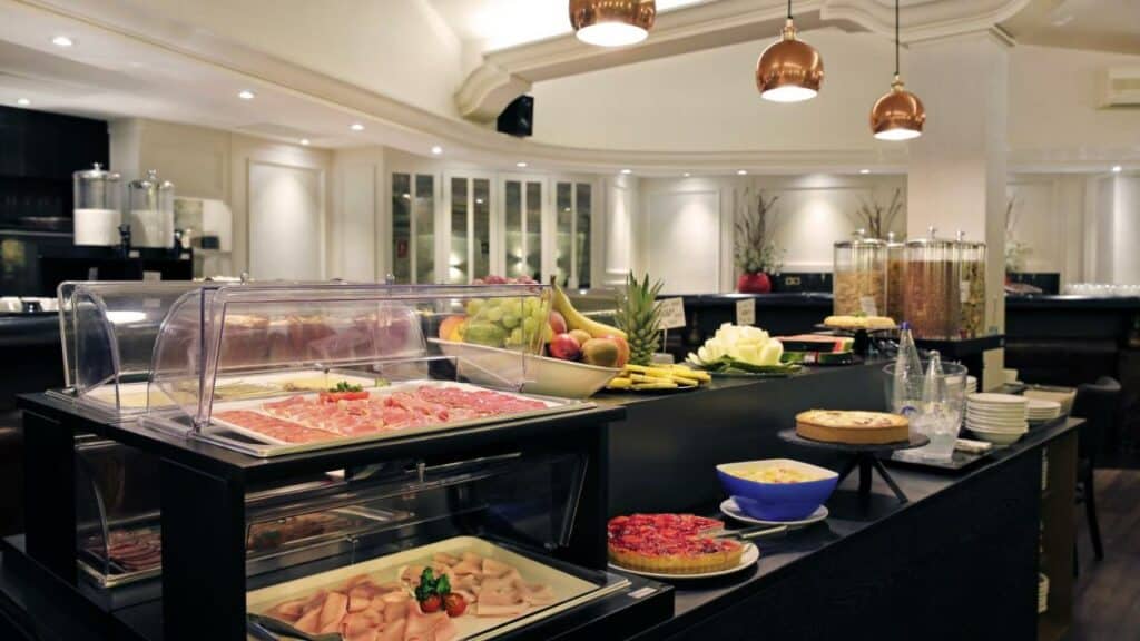 Buffet de pequeno-almoço do Arc la Rambla, com charcutaria, tartes, fruta e cereais.