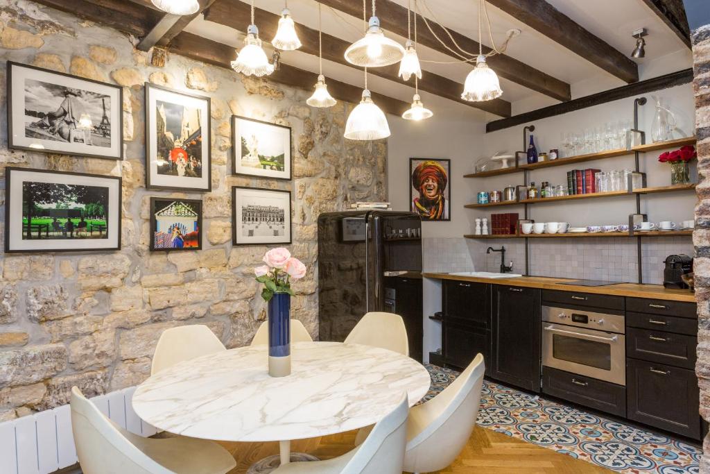Zona para refeições no Les Ateliers de Montmartre