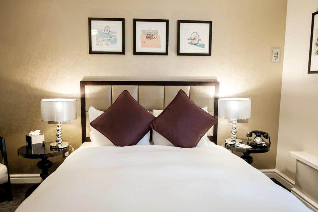 Quarto do The Sanctuary House Hotel com cama de casal, almofadas, duas mesas de cabeceira com candeeiros e um telefone de estilo antigo