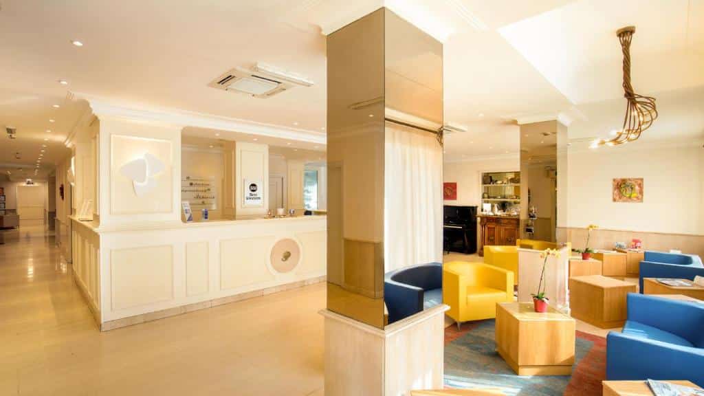 receção do Best Western Hotel Globus em tons de amarelo e azul, com cadeirões confortáveis, mesas e decoração clássica