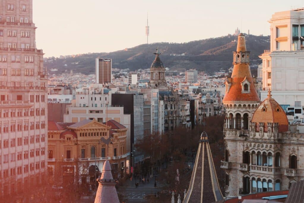 Edifícios de arquitetura detalhada em Barcelona, um dos destinos mais visitados na Europa