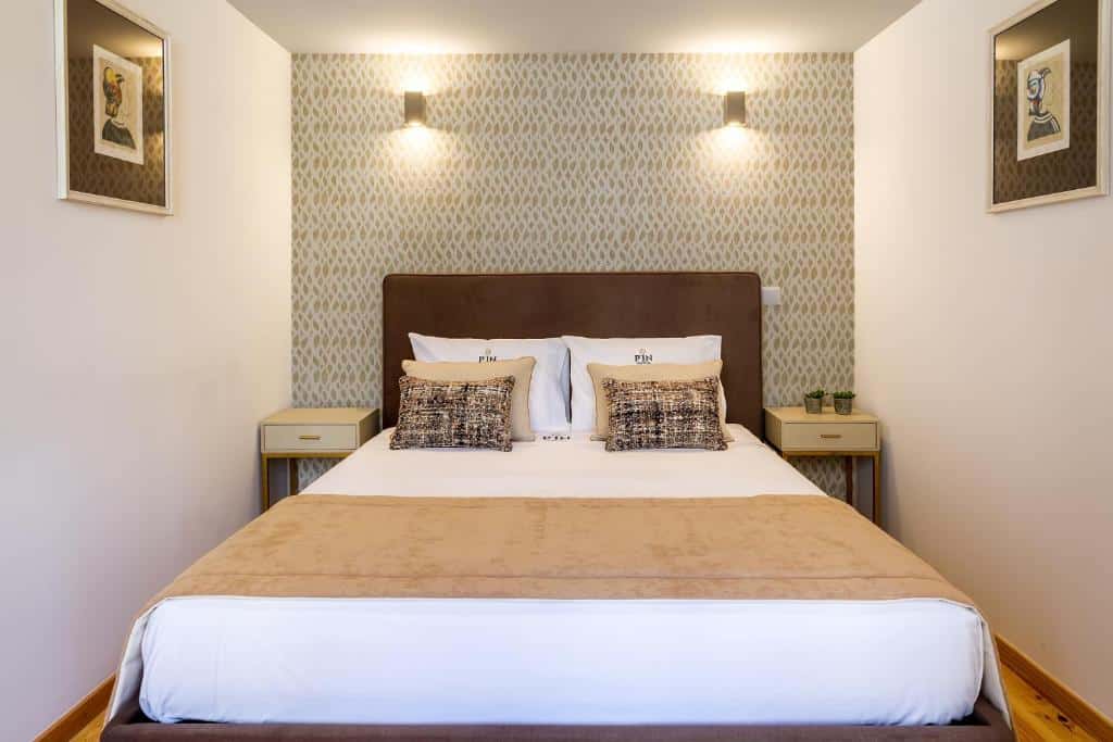 Quarto do InSitu Formosa 178, com cama de casal ao centro e duas mesas de cabeceira.