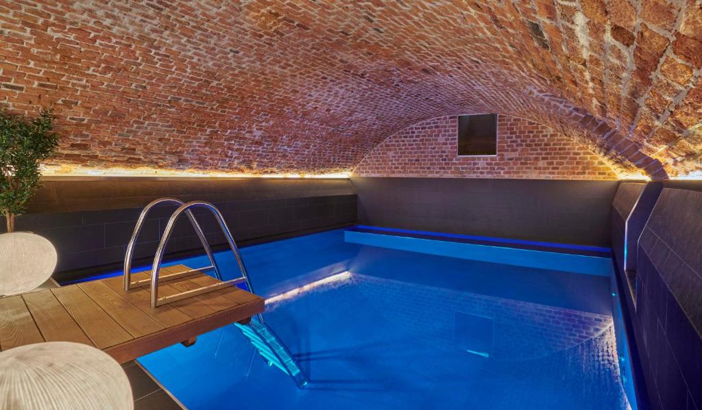 Piscina interior do Hôtel Reisen in The Unbound Collection by Hyatt.