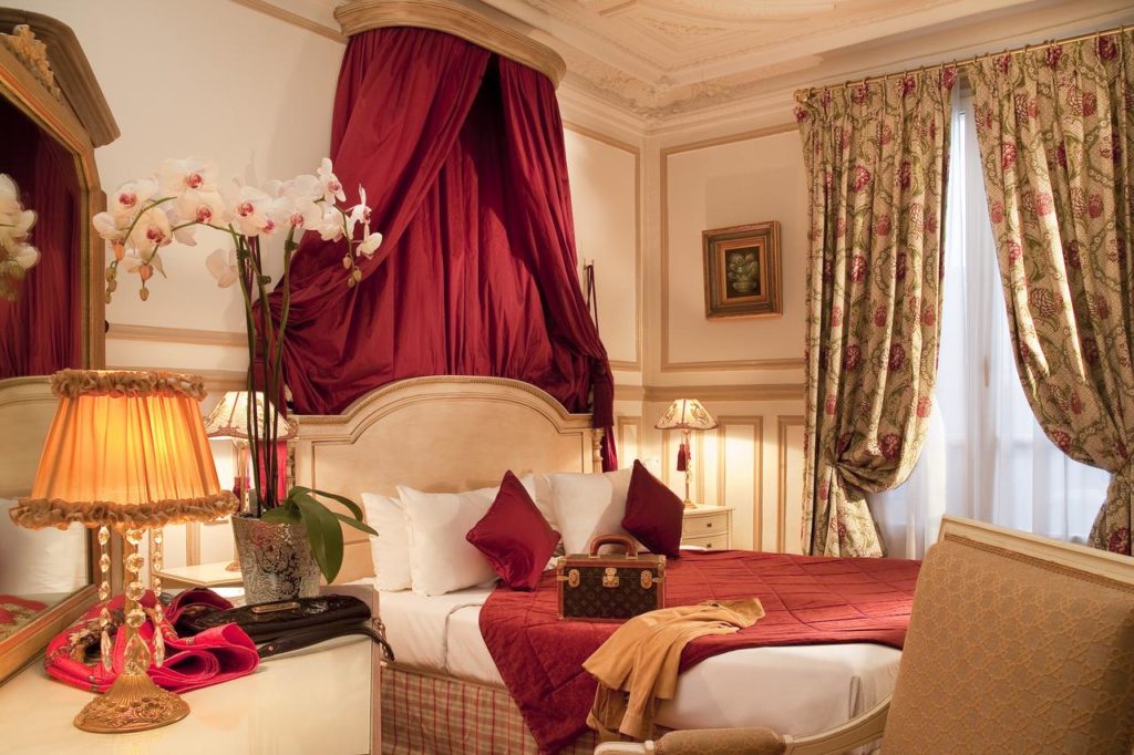 Quarto luxuoso do Residence Henri IV, um dos hotéis onde ficar em Paris