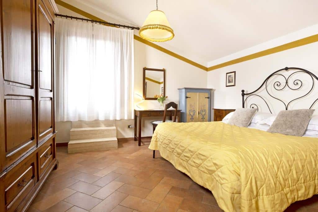 Quarto acolhedor com cama de casal, guarda-roupa de madeira e decoração rústica