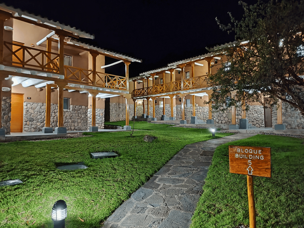 Jardins e edifícios de um hotel de campo iluminados ao anoitecer, no Vale Sagrado dos Incas