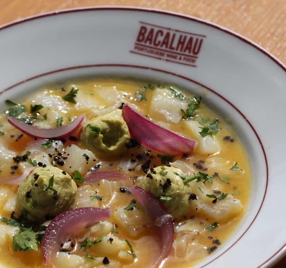 Prato do Bacalhau com camarão e ervas.