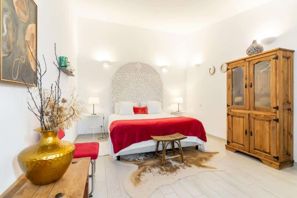 Quarto de casal decorado com cabeceira branca rendada na Horta da Coutada (Monsaraz)