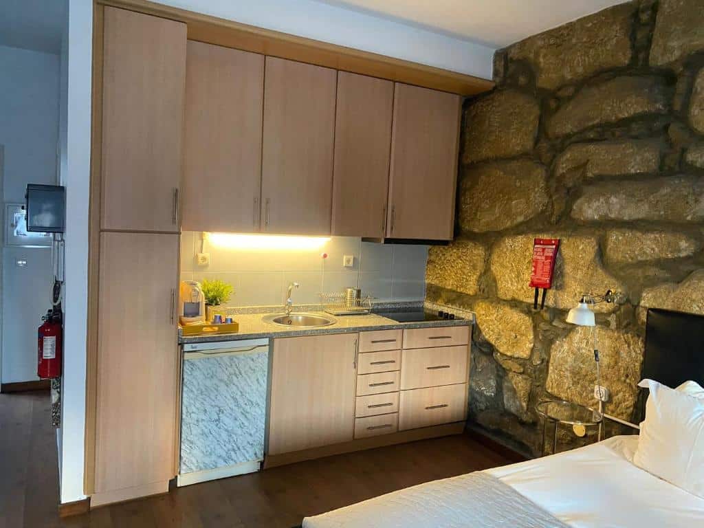 Cozinha do Downtown Residence by Apartments2Enjoy, com armários, lava-loiça e fogão.