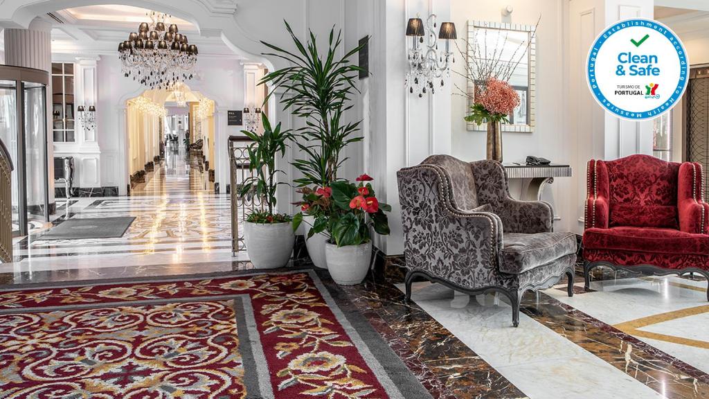 Sala ampla do InterContinental Porto – Palácio das Cardosas com poltronas cinzentas e vinho.