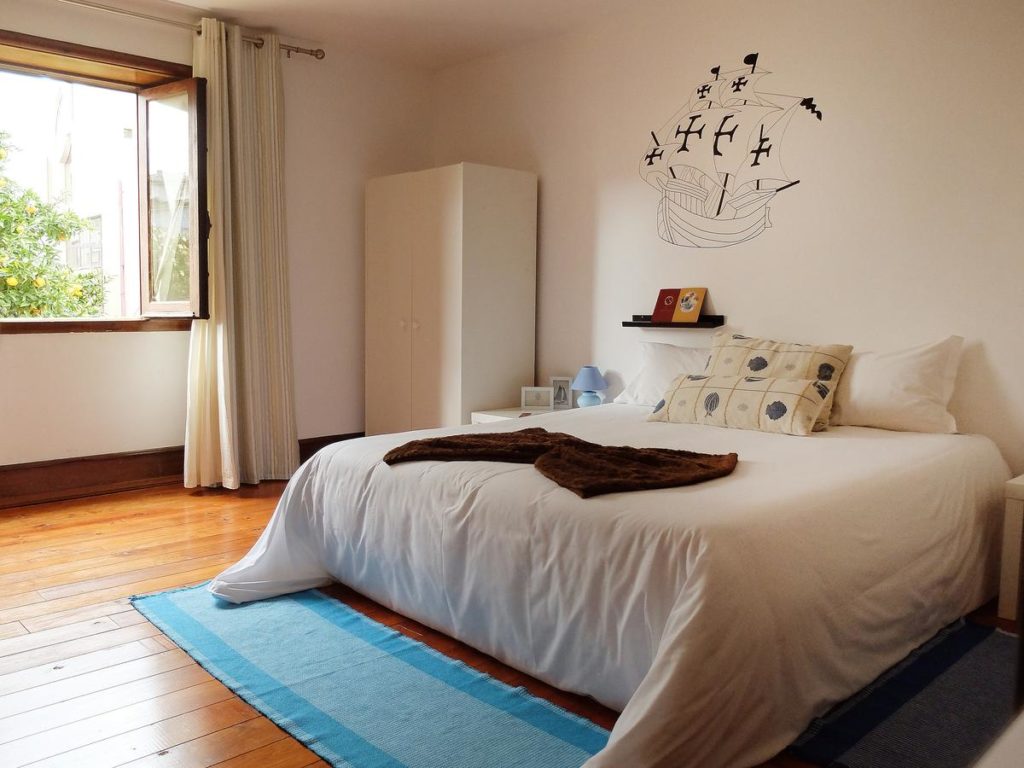 Quarto decorado do OC Salon, em Aveiro.