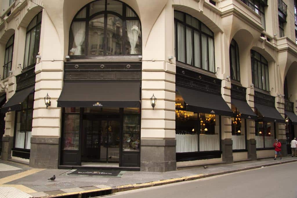 fachada em estilo clássico com toldos do Tango de Mayo Hotel, um dos hotéis de 4 estrelas em Buenos Aires