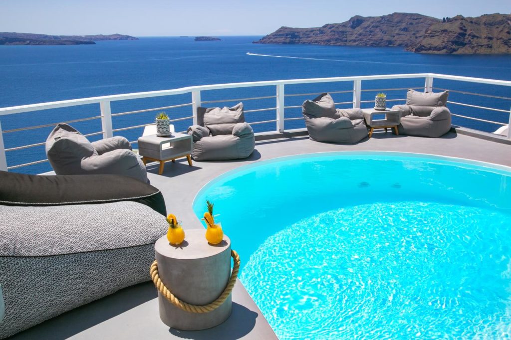 Piscina em varanda do hotel de luxo White Pearl Villas