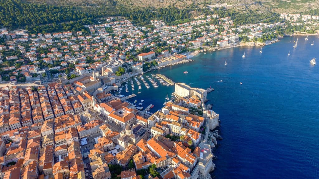 Casas de telhado laranja em Dubrovnik, na Croácia