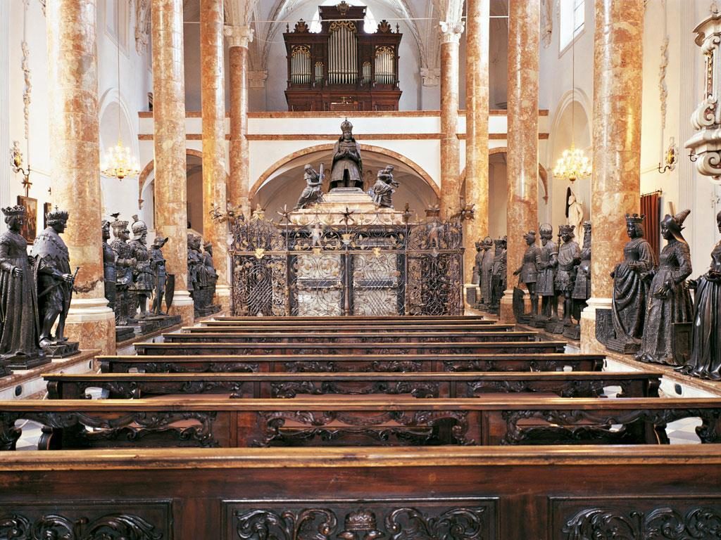 Interior da Hofkirche em Innsbruck, na Áustria