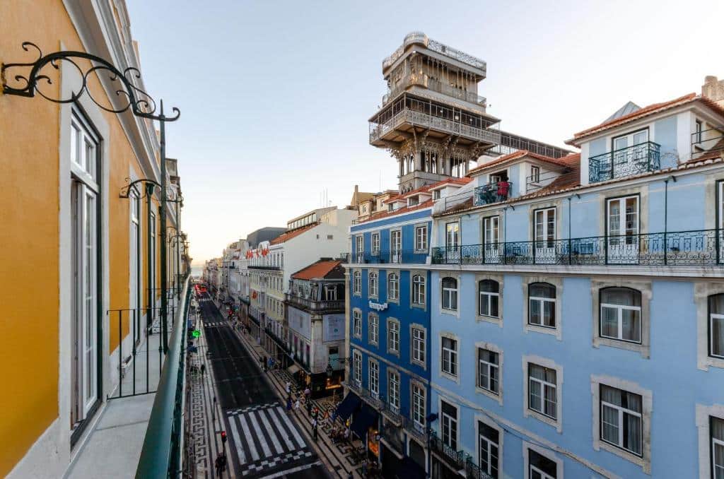 Vista da varanda do Rossio Plaza Hotel para uma rua com edifícios históricos e o Elevador de Santa Justa