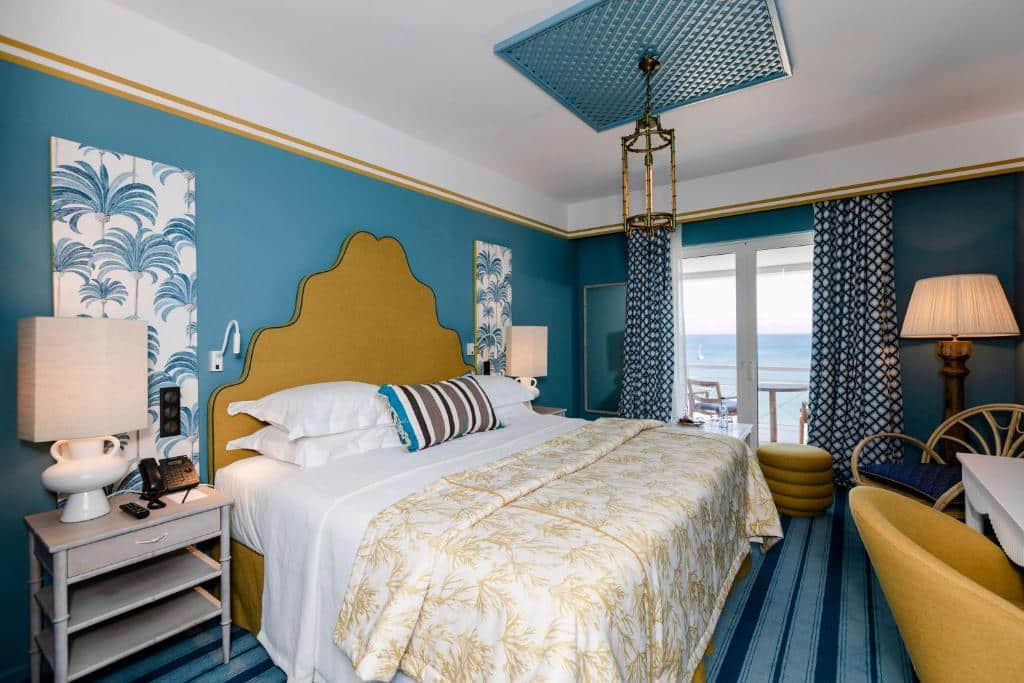 Quarto do The Albatroz Hotel, com cama de casal e cómoda com candeeiro.