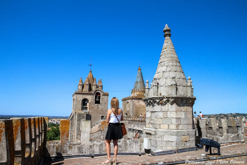 Cidade histórica portuguesa com torre medieval de pedra e vista panorâmica