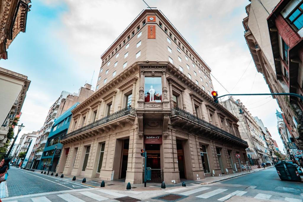 fachada do Mérit San Telmo, um dos hotéis perto da Casa Rosada em Buenos Aires, numa esquina, com muitas janelas e portas quadradas