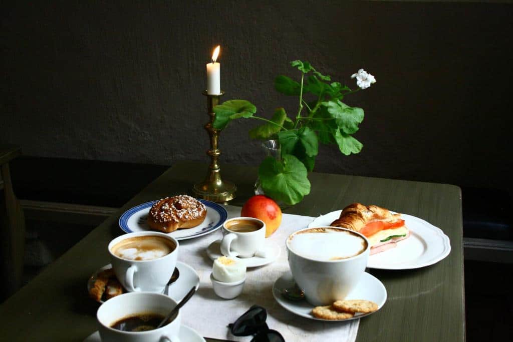Mesa de pequeno-almoço do Hotel Sven Vintappare com cafés e pães.