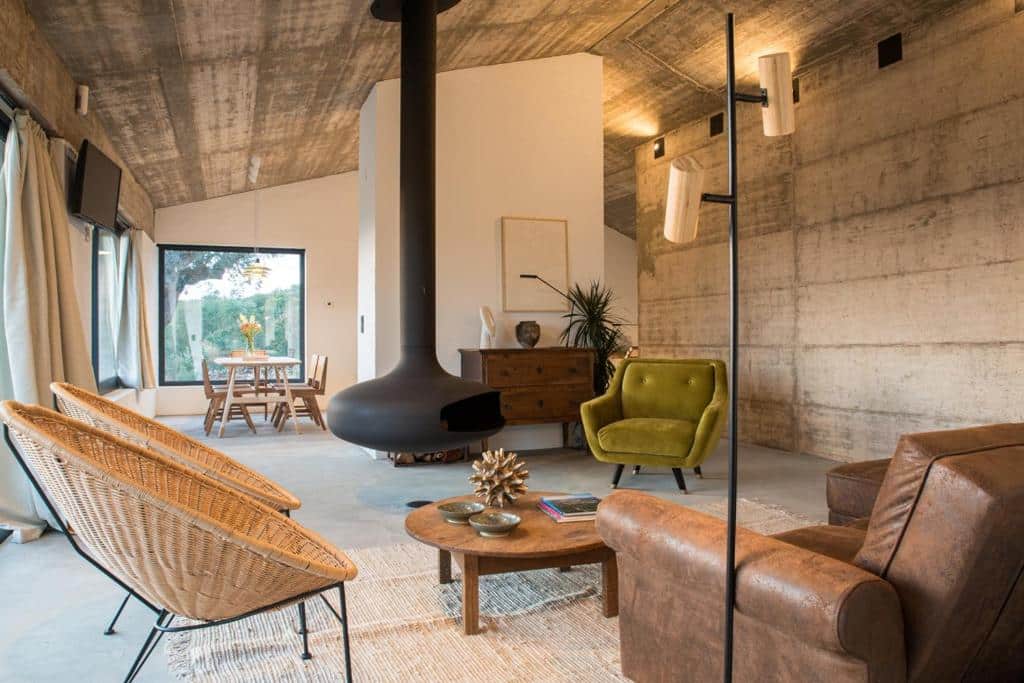 Sala de estar moderna com lareira suspensa e poltronas de couro nos Vigias - Eternal Landscapes (Marvão)