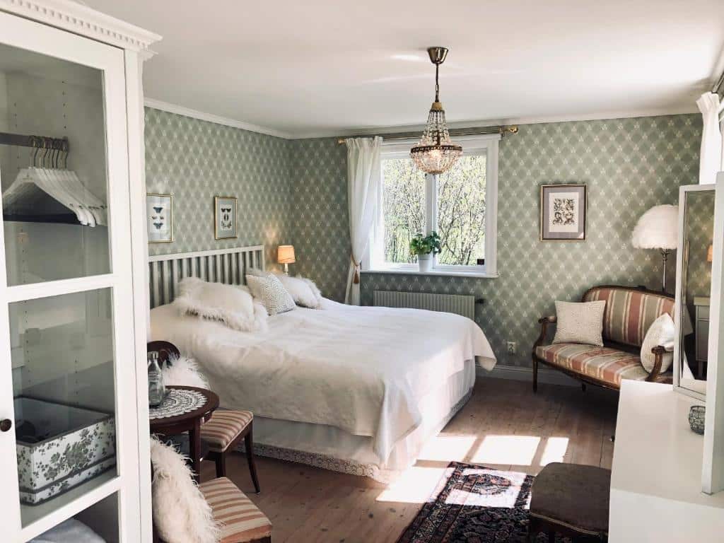 Quarto do Engsholms Slott – Adults Only com cama de casal e um sofá.