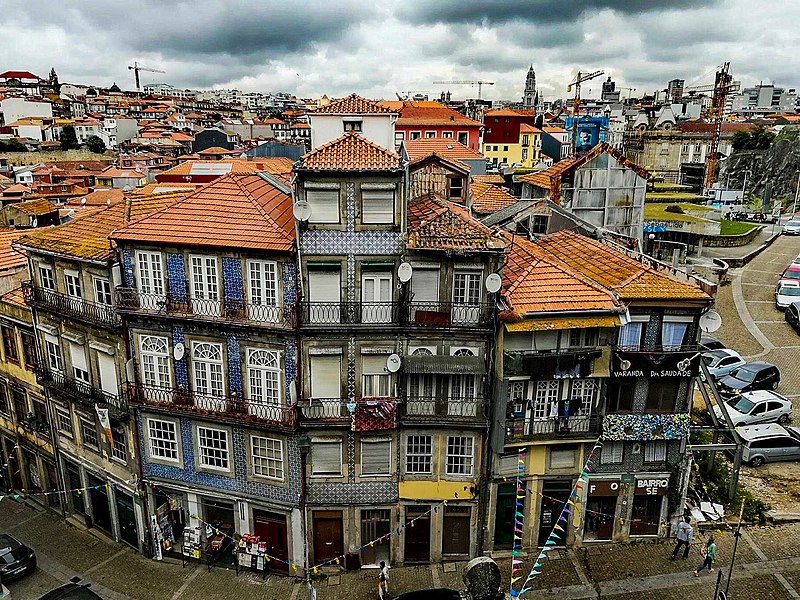 Centro Histórico do Porto, com casas encostadas umas às outras, durante o dia.