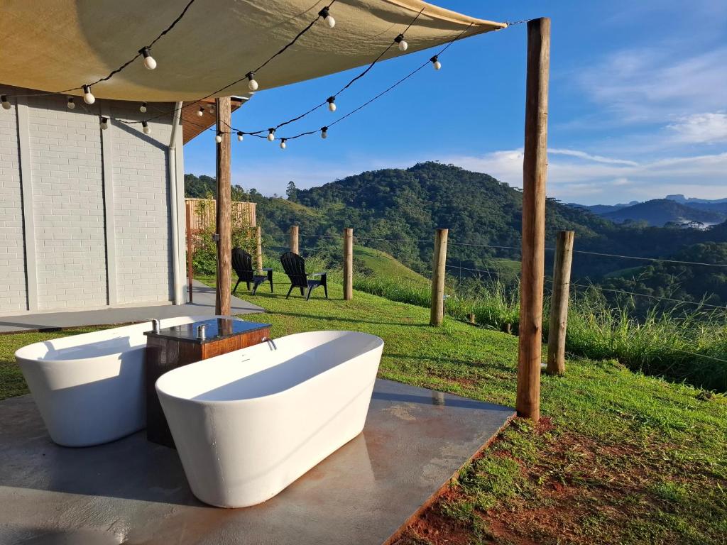 Banheiras de hidromassagem ao ar livre com vista para montanhas verdes em Santo Antônio do Pinhal