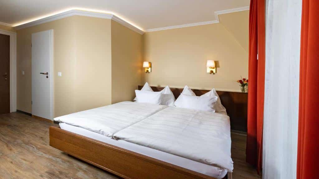 Quarto do Swiss Inn & Apartments com cama de casal ao centro.