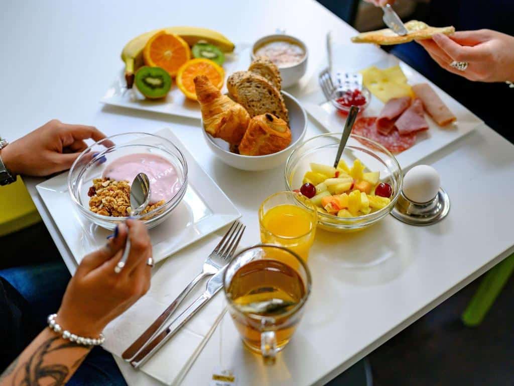 Pequeno-almoço no ibis budget Hotel Luzern City, com iogurte, cereais, fruta e pão.