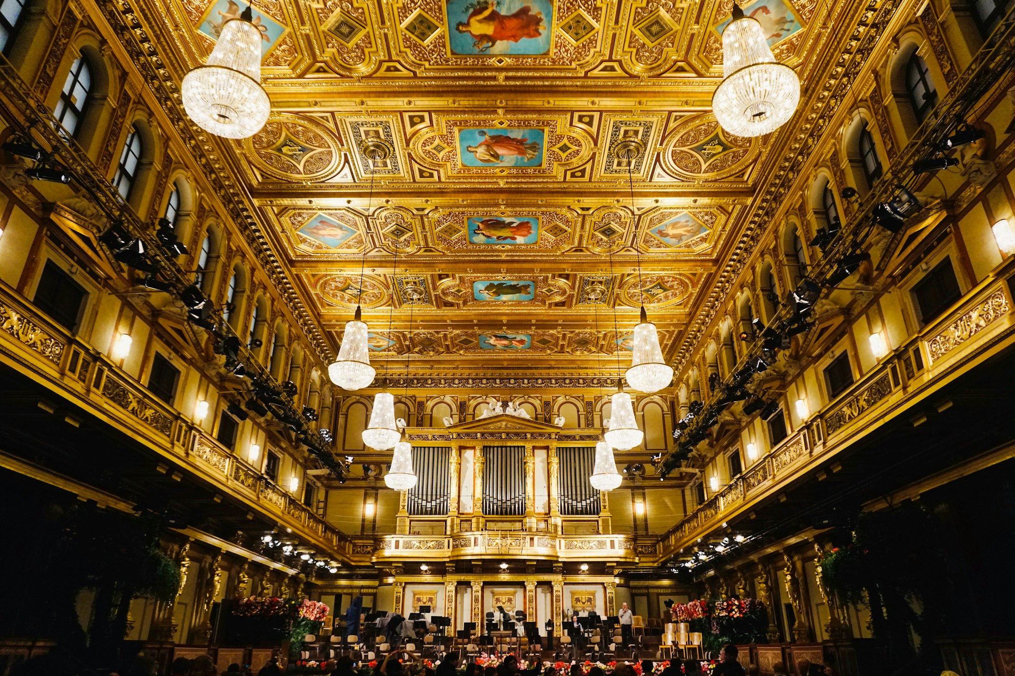 Interior do Musikverein, ornamentado com teto dourado, lustres e vista para o palco e o órgão.