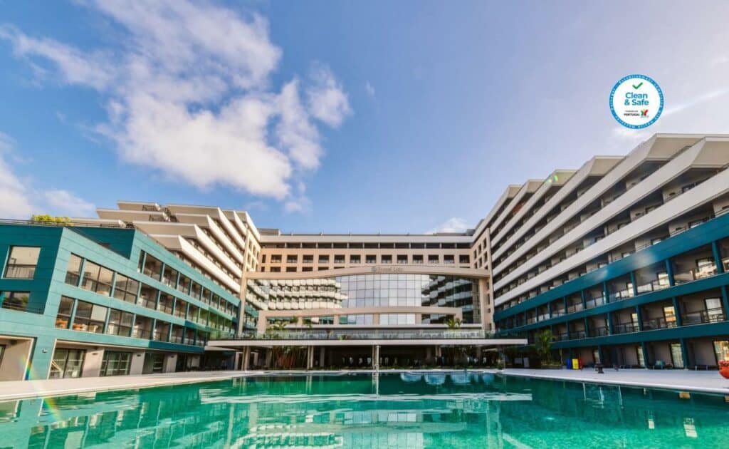 Piscina ao ar livre do Enotel Lido - All Inclusive a frente e ao fundo a hospedagem.