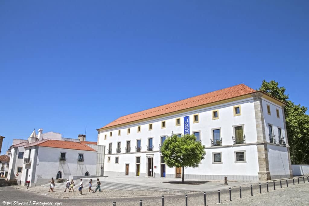 Fachada do Palácio da Inquisição num dia de sol em Évora, Portugal. Ilustra este artigo sobre o que fazer em Évora.