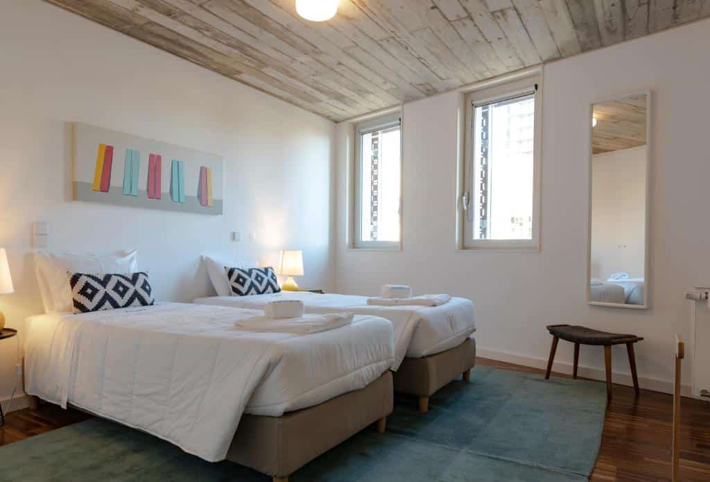 Quarto do PortoSoul Trindade, com duas camas de solteiro à esquerda.