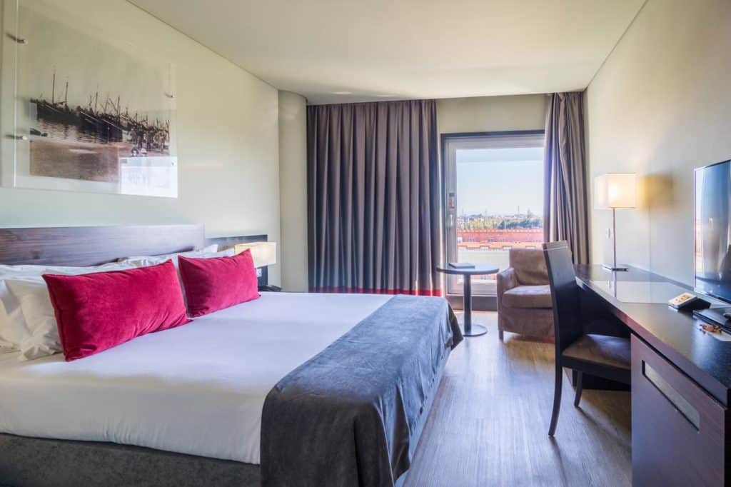 Quarto com cama de casal no Meliá Ria, em Aveiro.