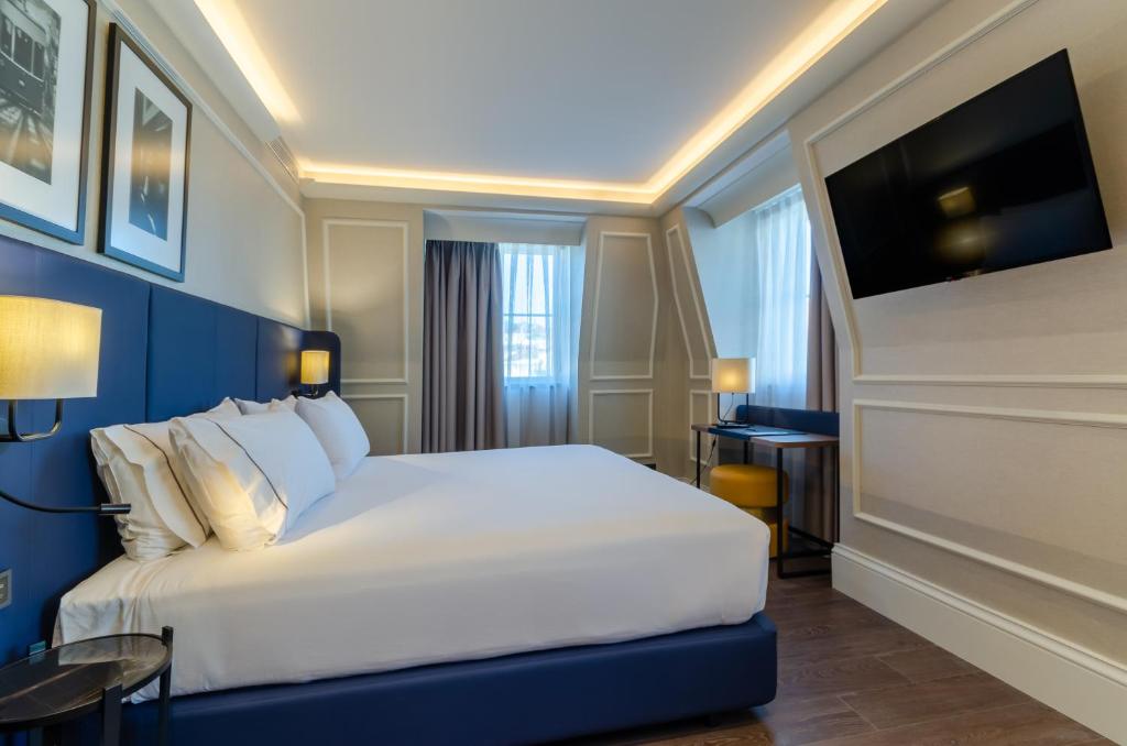 Quarto do Eurostars Lisboa Baixa com cama de casal e TV na parede em frente.