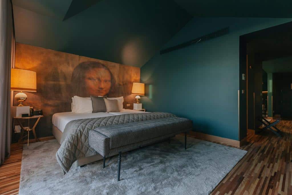 Quarto do Torel Avantgarde, com cama de casal e mesas de cabeceira com candeeiros.