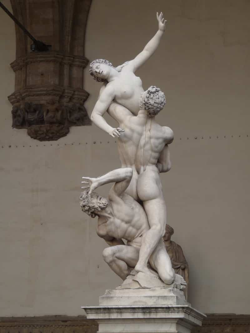 Escultura O Rapto das Sabinas, de Giambologna, na Loggia dei Lanzi