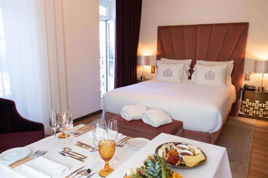 Quarto do Hotel República com cama de casal e mesa com pequeno-almoço servido em frente